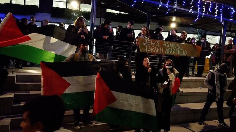 Izraelská velvyslankyně po diskuzi na londýnské univerzitě prchala před rozzuřeným davem